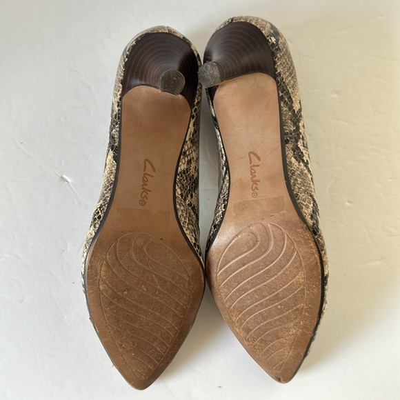 Clark’s Collection Linvale Sage Taupe Snakeskin 7 Pumps Heels Pointy Toe Slip On - Picture 9 of 9